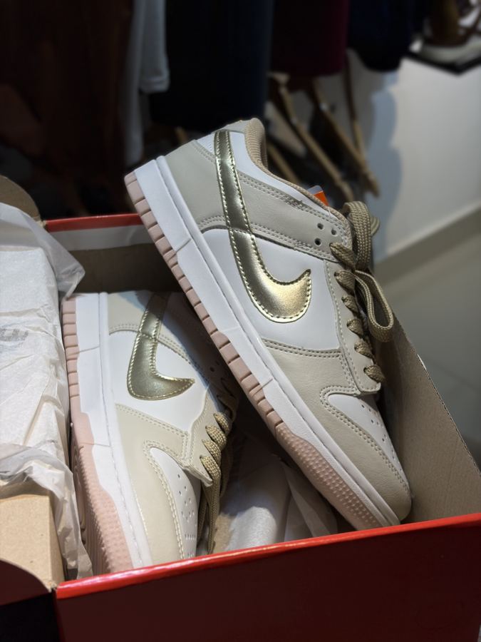Tênis Nike Dunk Branco/Ouro