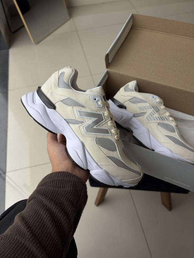 Tênis New Balance 9060 Off/Prata
