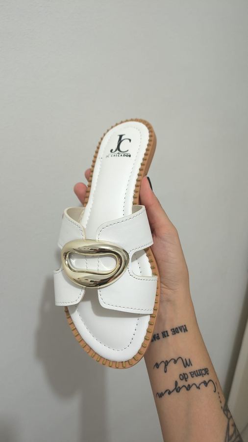Sandália Rasteirinha Feminina Branca com Maxi Fivela Dourada