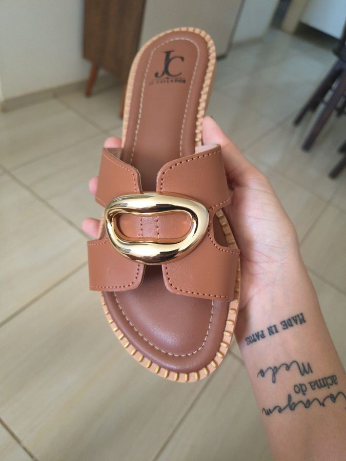 Sandália Rasteira Feminina Caramelo com Maxi Fivela Dourada